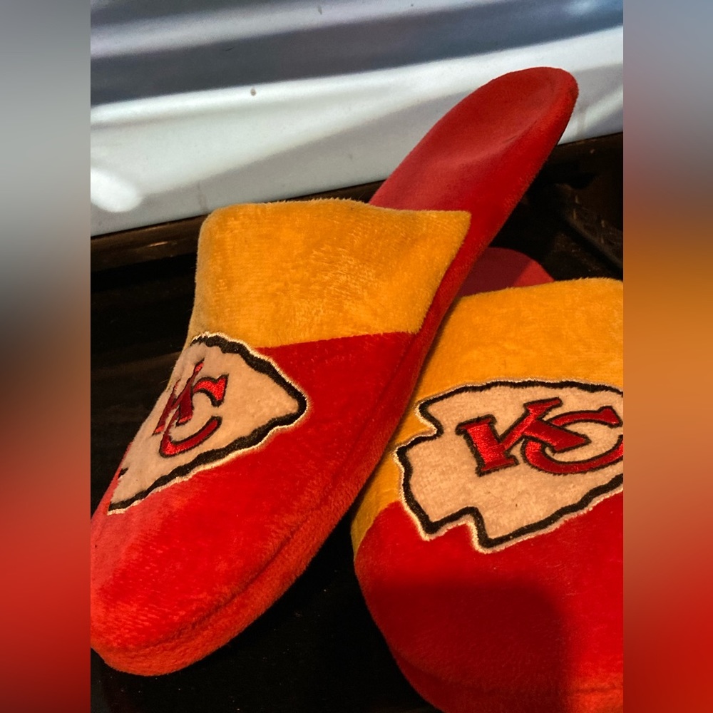 Kansas City Chiefs Men’s XL slip on slippers.